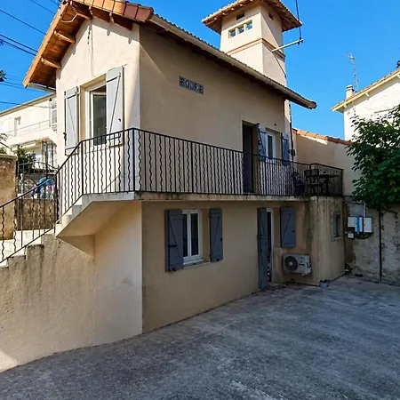 La Maison Badine, Air-conditioned Triplex דירה