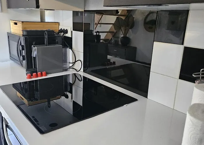 La Maison Badine, Air-conditioned Triplex 아파트 *